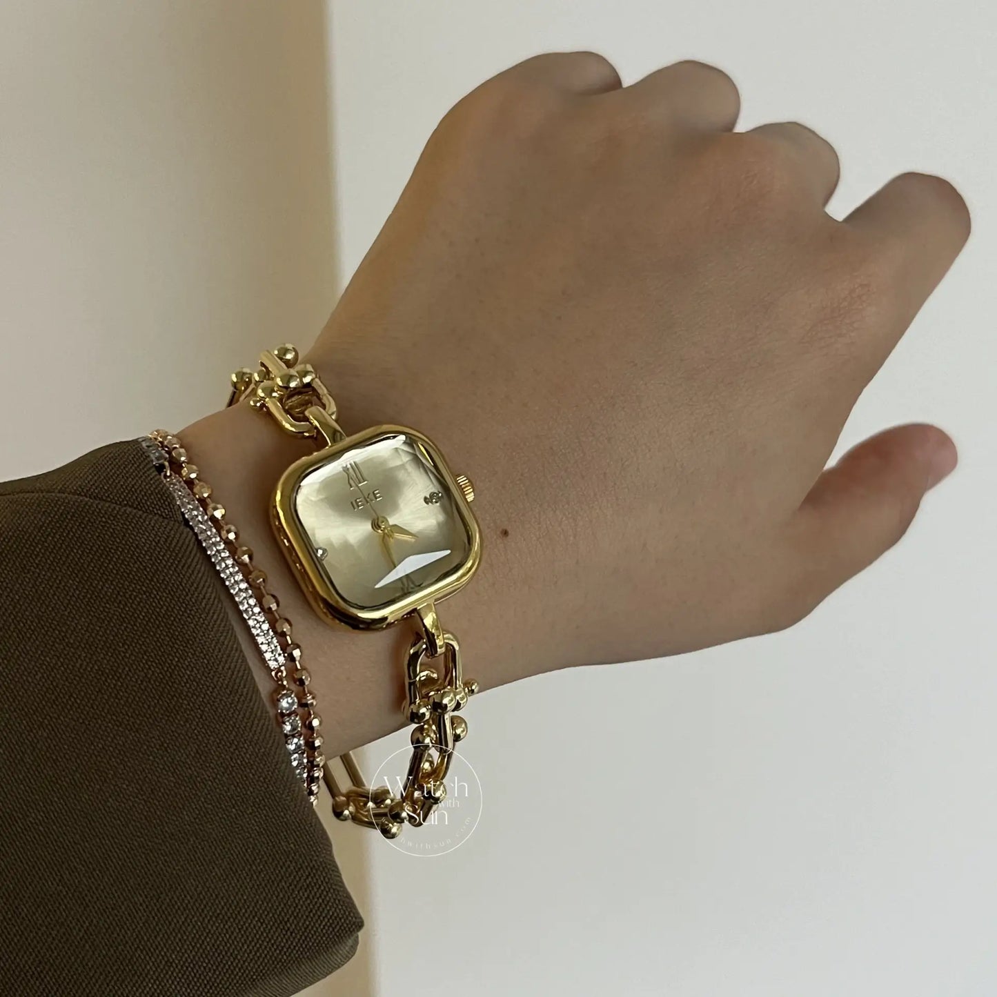 Tiffany Gold – L'Éclat du Luxe au Poignet